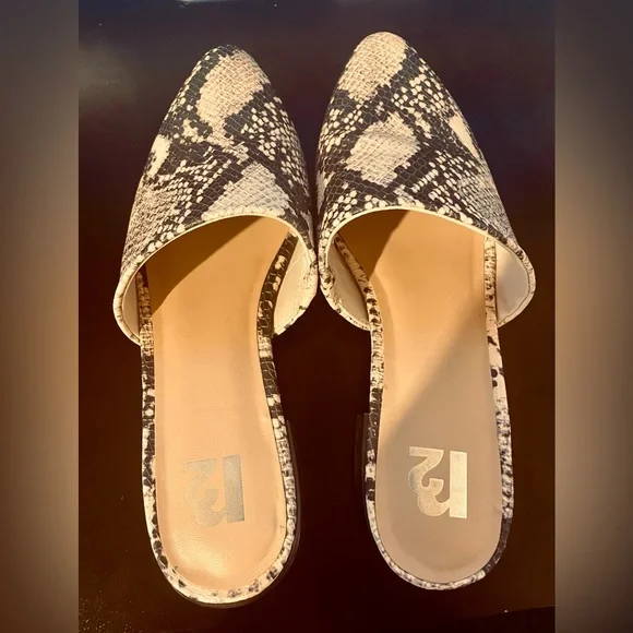 R2 Women’s Snakeskin Print Mules, Size 7 - Picture 2 of 11